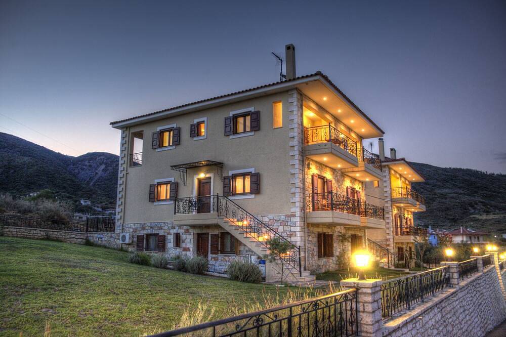 Luxusvilla, Panoramablick auf das Meer, ruhige Umgebung, in der Nähe der Stadt Nafpaktos in Region Ätolien-Akarnanien