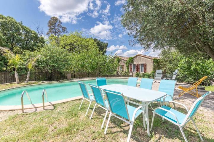 Location de vacances pour 8 personnes, avec Terrasse et Jardin ainsi que Piscine et Vue à Le Pouget