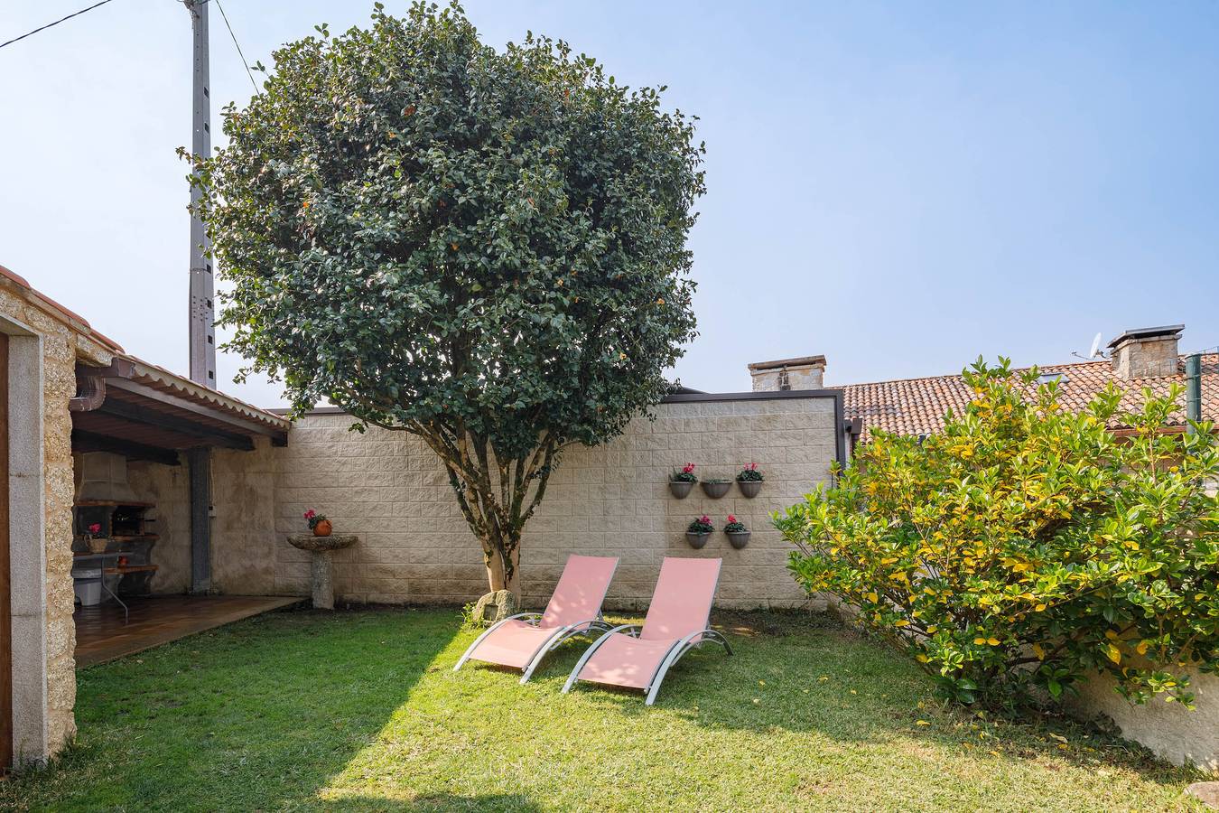 Country House 'Casa Roi' with Private Terrace, Private Garden and Wi-Fi in Lantaño, Portas
