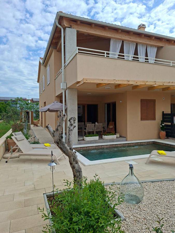 Villa pour 8 personnes, avec piscine ainsi que jardin et vue à Biograd na Moru - 4