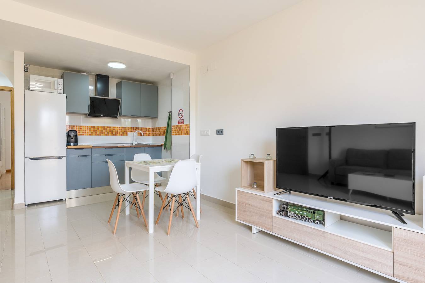 Apartamento entero, Apartamento 'Ágora Alhambra' con vistas a la montaña, piscina compartida y aire acondicionado in Atarfe, Provincia de Granada