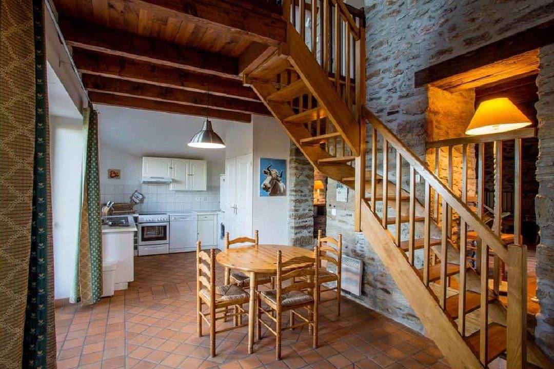 Gîte "Chez Marie", 3 personnes, avec piscine in Cassaniouze, Région d'Aurillac