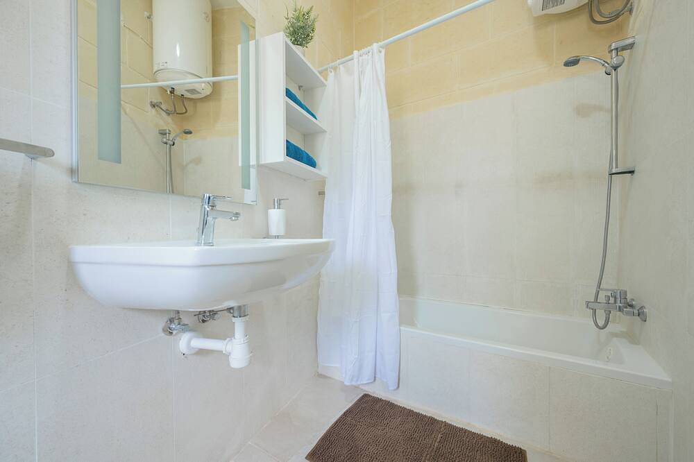 Ellie Boo - Farmhouse w/ Pool, Hot Tub, Games Room in Xewkija, Gozo