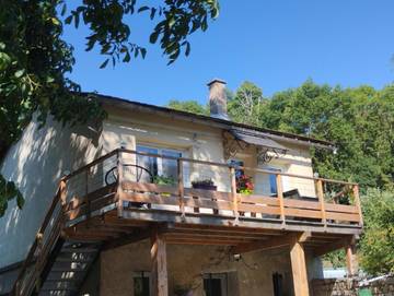 Gîte pour 11 personnes, avec terrasse et vue, animaux acceptés à Meyrueis