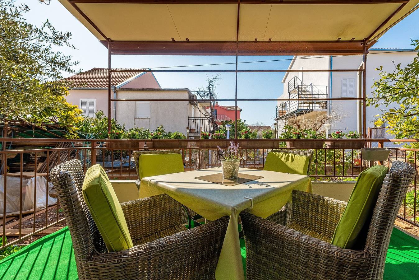 Ganze Wohnung, Apartment Protega A1 mit zwei Schlafzimmern und Terrasse, nur 80 m vom Strand entfernt in Okrug Gornji, Ciovo