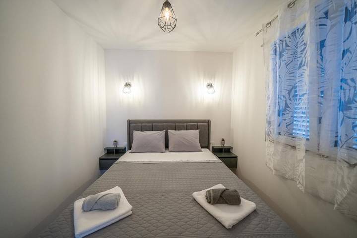 Gîte pour 3 personnes, avec terrasse ainsi que jardin et vue dans Risan - 4