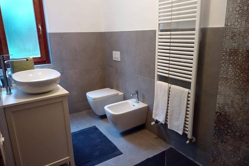 Geheel appartement, Casa Maffei Plus apartment 4, 1st floor, balcony with wonderful lake view, garden in Oldesio, Tignale