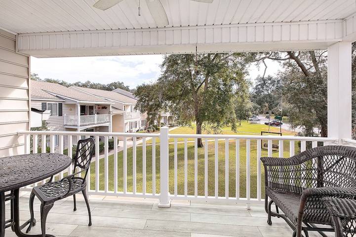Vacation rental for 4 people, with pool and balcony in St. Simons Island