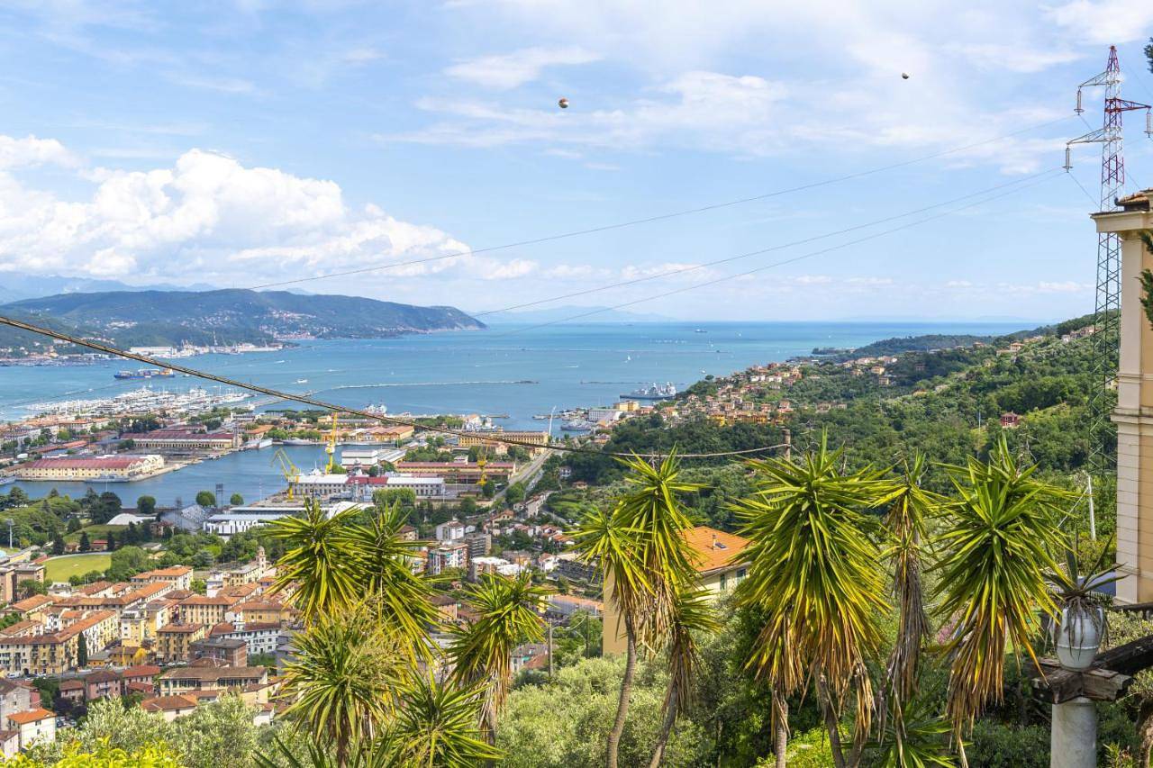 Villa le palme-Pool, garden, terrace & sea view in Costa di Murlo, La Spezia