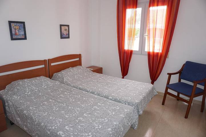 Apartamento inteiro, Bungalow 6 pessoas, piscina comum, a 400 metros da praia, vários terraços in El Verger, Costa Blanca