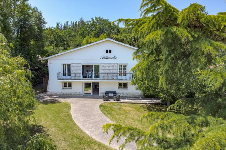 Gîte pour 14 personnes, avec Piscine à Pujols