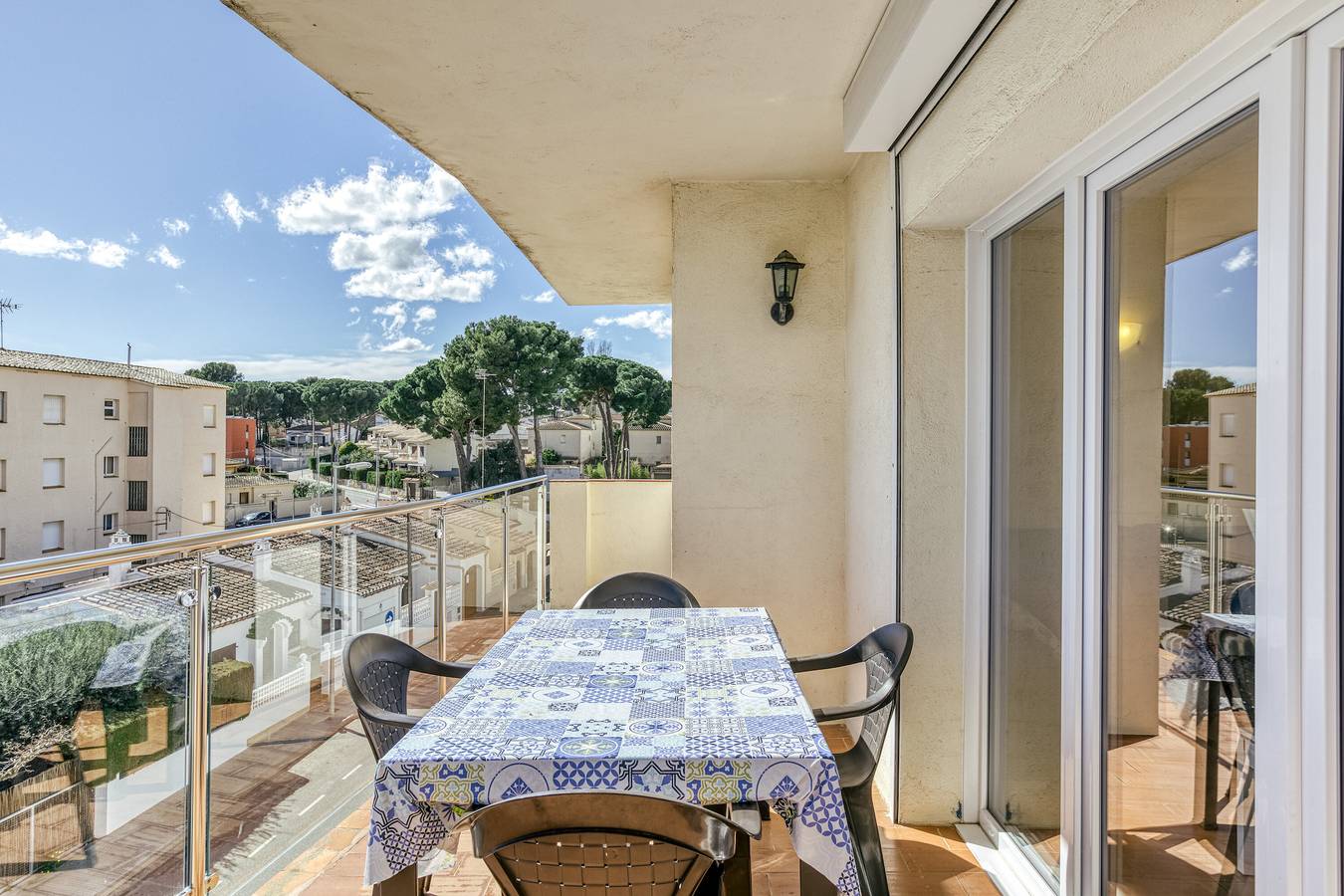 Entire apartment, Apartment 'Escala Riells' with Balcony and Wi-Fi in l'Escala, Upper Empordà