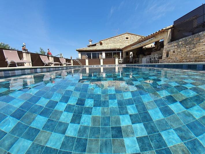 Gîte pour 6 personnes, avec terrasse ainsi que piscine et jardin à Caseneuve - 2