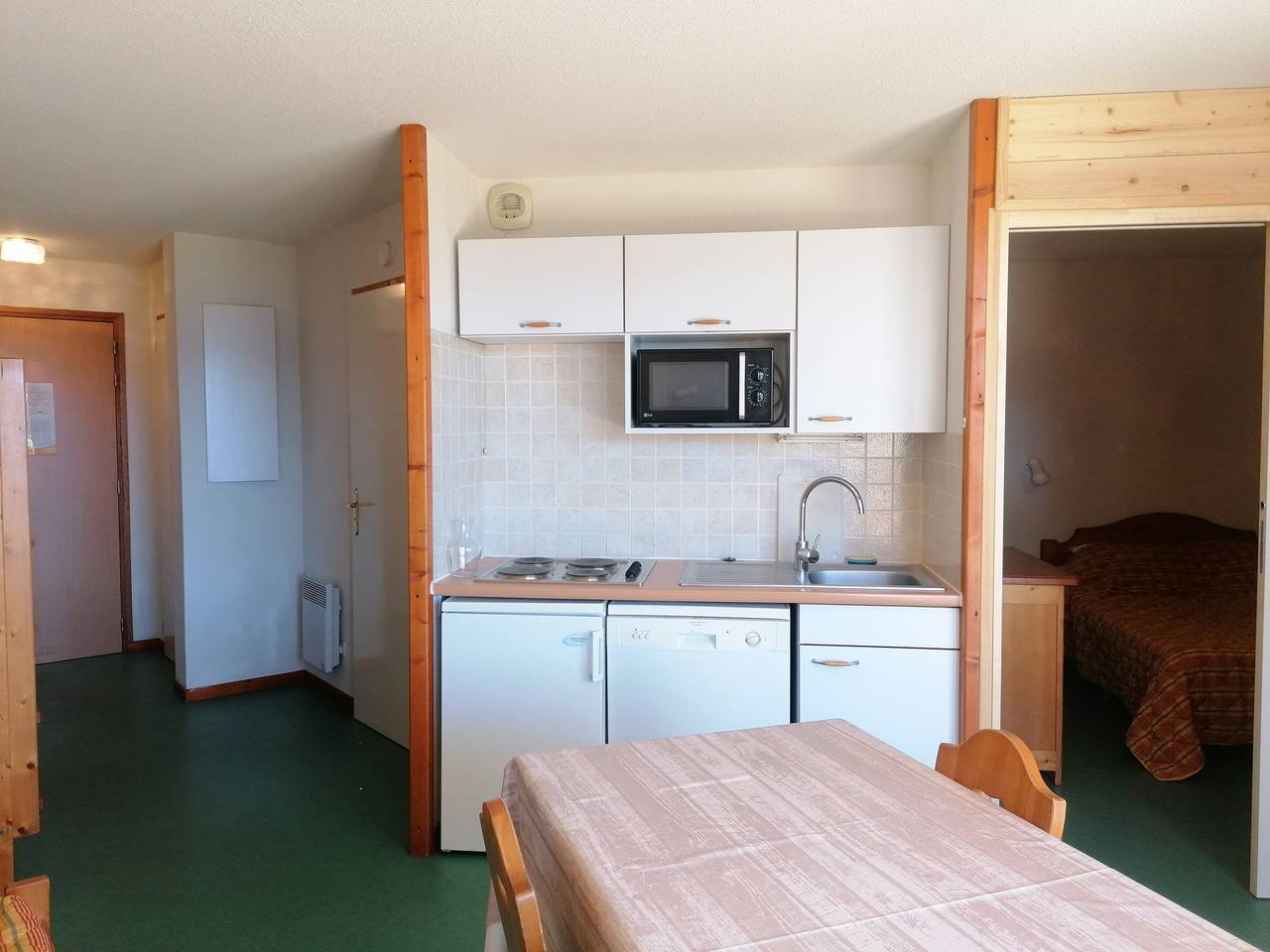 Entire apartment, 2 Pieces  4/6 Personnes in Saint-François-Longchamp, Le Grand Domaine