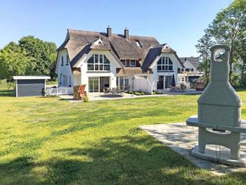Strandhaus für 8 Personen, mit Garten und Sauna sowie Terrasse, kinderfreundlich in Lobbe