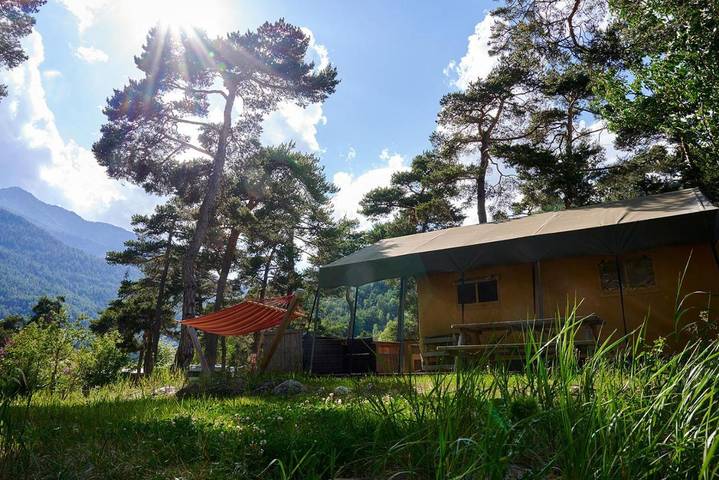 Tente pour 5 personnes, avec Terrasse et Jardin ainsi que Piscine et Vue