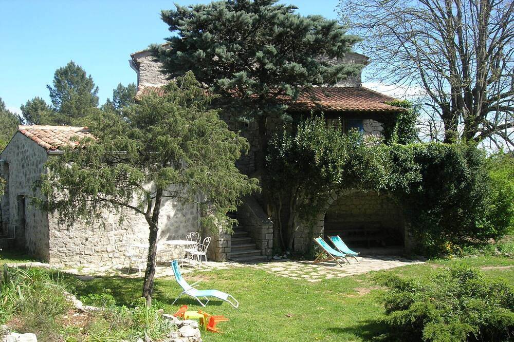 Cottage mitoyen dans propriété prive arbore in Les Vans, Parc naturel régional des Monts d'Ardèche