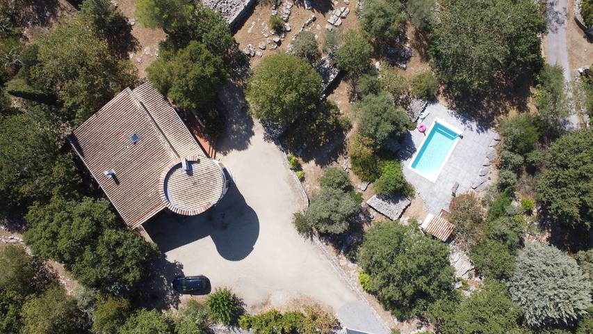 Location de vacances pour 12 personnes, avec jardin ainsi que piscine et terrasse à Labeaume