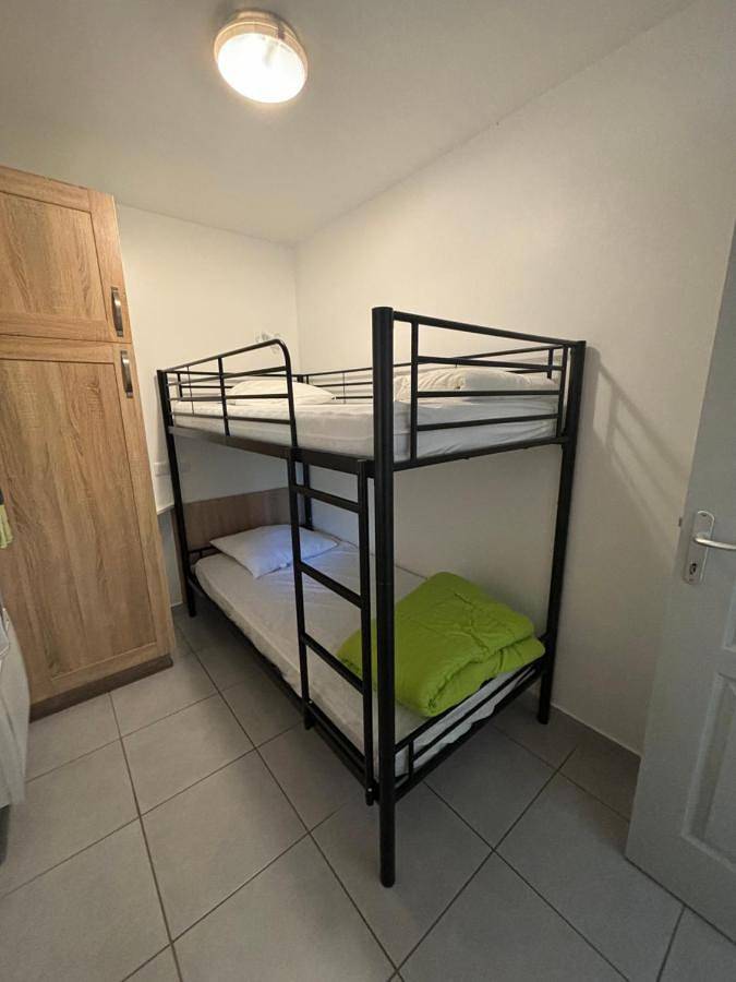 Location de vacances pour 4 personnes, avec vue ainsi que jardin et piscine, animaux acceptés à Le Muy - 2