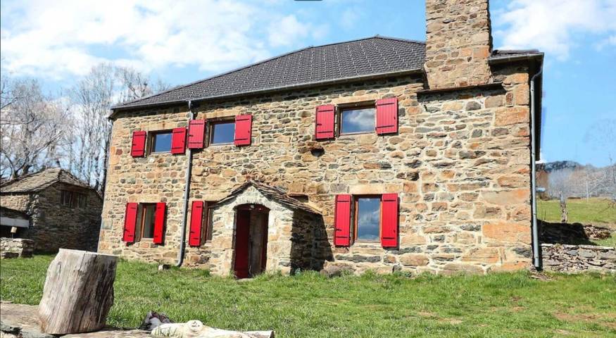 Gîte pour 8 personnes, avec jardin, animaux acceptés à Sagnes-et-Goudoulet