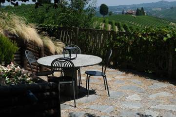 Gîte pour 4 personnes, avec jardin et vue, animaux acceptés à Barolo