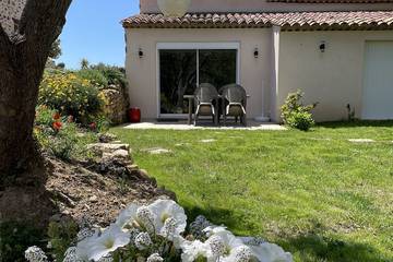 Gîte pour 2 personnes, avec piscine ainsi que jardin et terrasse à Tanneron