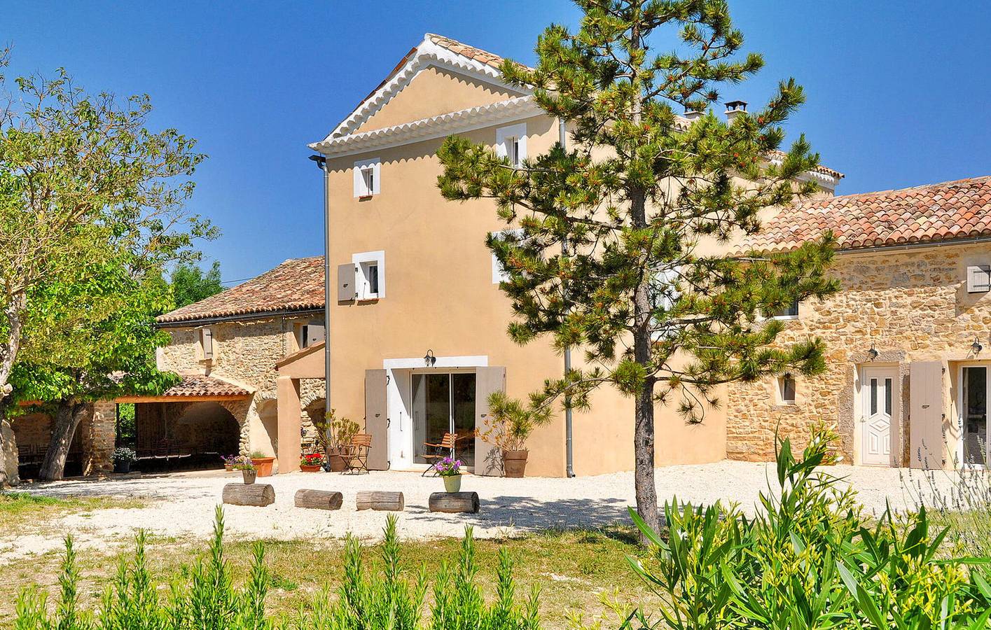 Luxuriöses Appartement: Atemberaubende Aussicht, Pool & Parkplatz in Saint-Sauveur-de-Cruzières, Cevennen