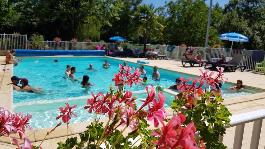 Location de vacances pour 4 personnes, avec piscine et terrasse ainsi que jardin et vue à Miers