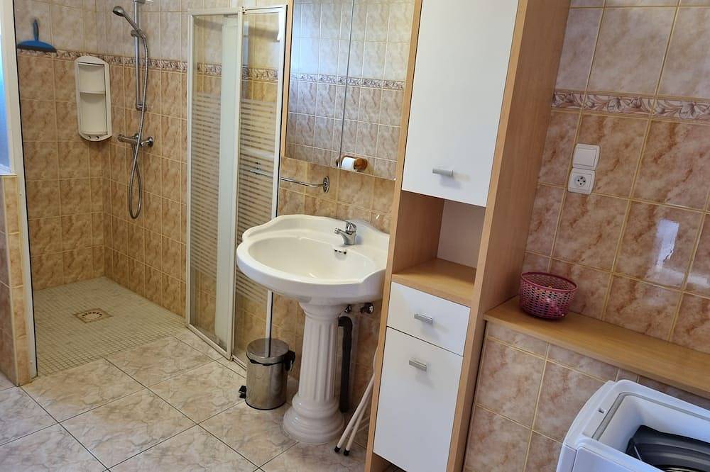 Ganze Wohnung, Seasonal rental of air-conditioned gîtes, swimming pool in Caux, Mittelmeerküste (Frankreich)