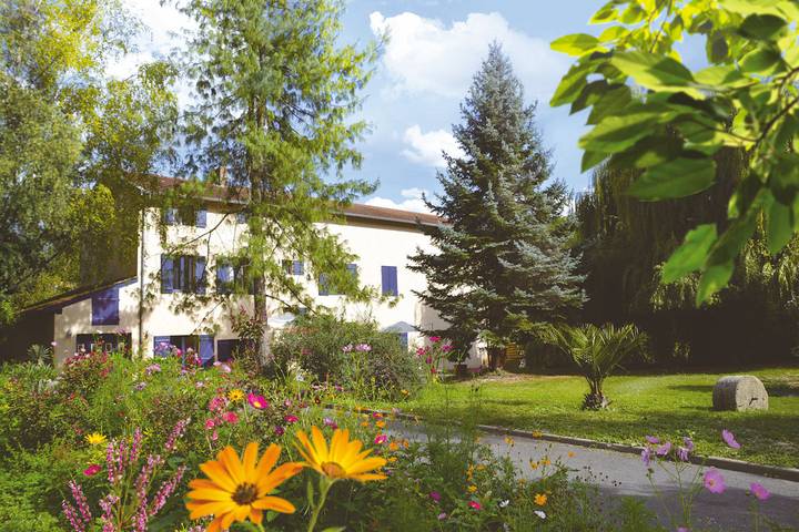 Gîte pour 14 personnes, avec terrasse ainsi que piscine et jardin