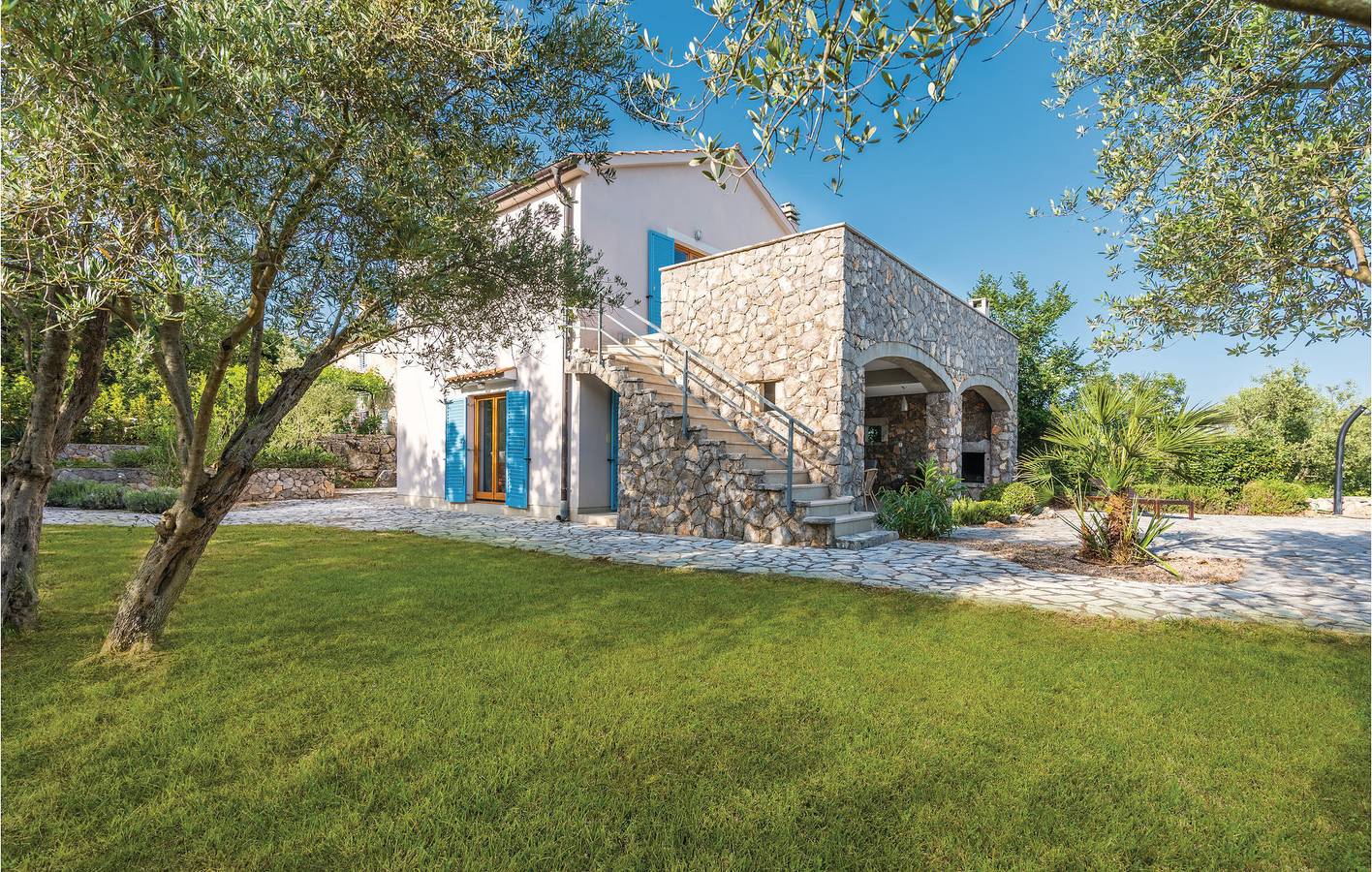 Gemütliche 2-Zimmer-Wohnung mit Terrasse, in Strandnähe und unweit des Zentrums von Pinezici in Linardici, Krk