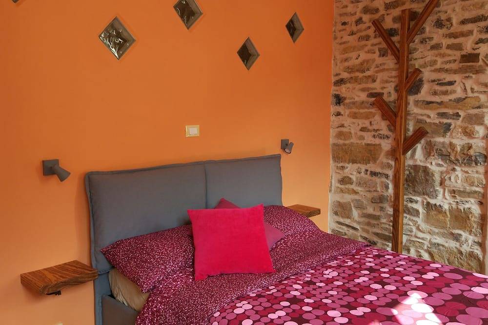 Wonderful Stone House With Terrace, Pool, Wonderful View in Badalucco, Riviera di Ponente