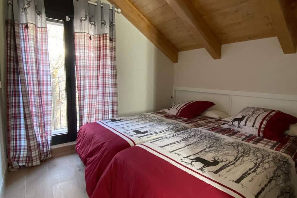 Charming 2-bedroom townhome with Ac, Wifi in wonderful Orós Alto in Biescas, Spanish Pyrenees