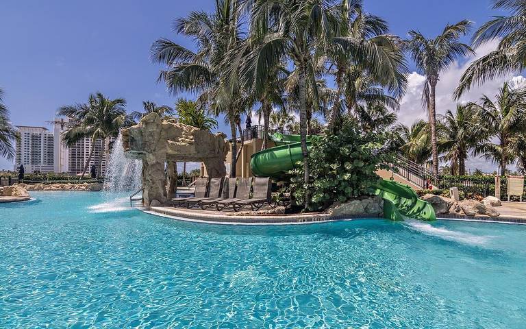 Vacation rental for 6 people, with pool and hot tub in Singer Island