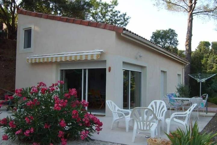 Maison de vacances pour 4 personnes, avec piscine ainsi que jardin et terrasse