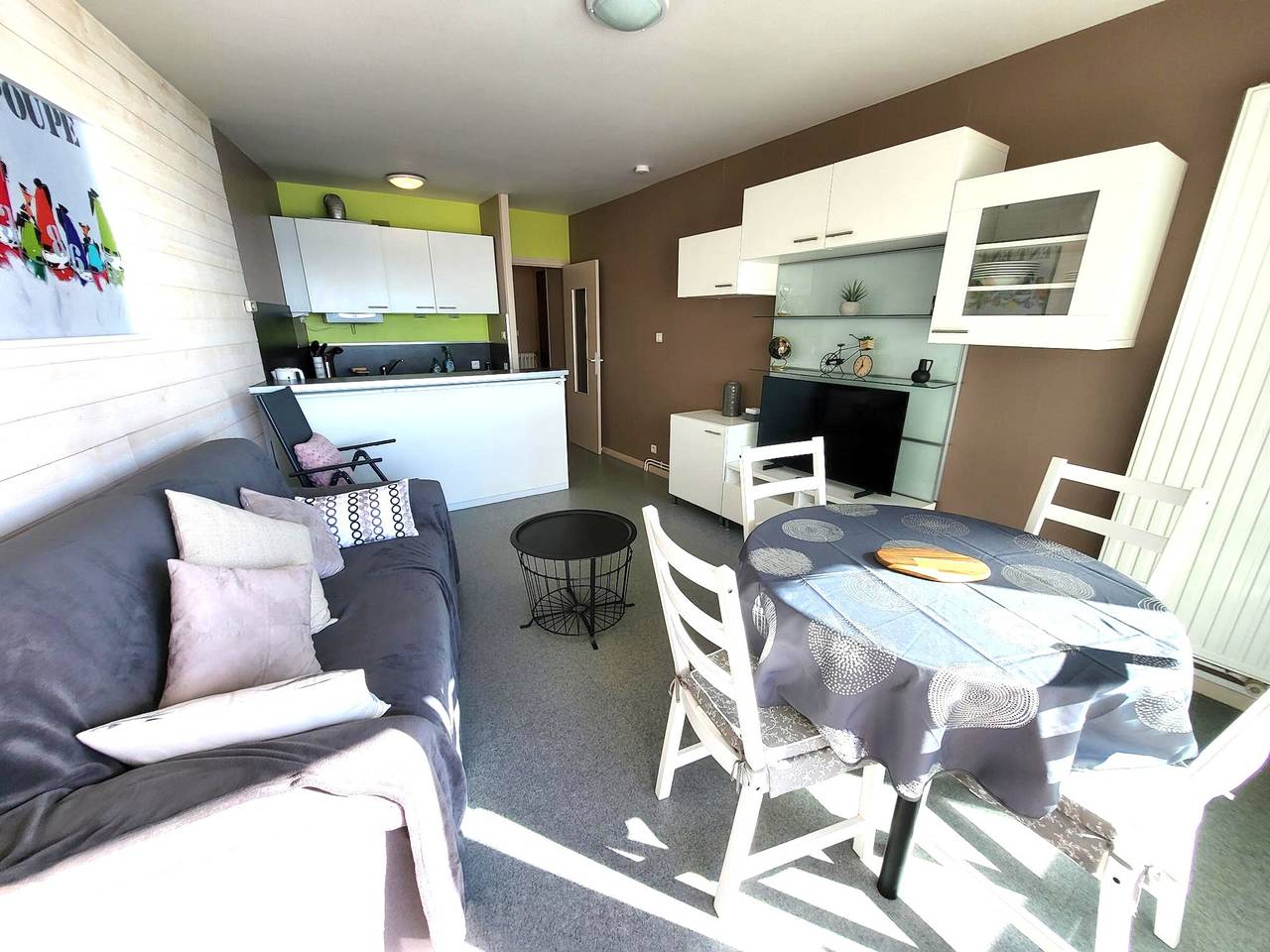 Entire apartment, Renovated studio facing the beach with balcony and garage in Les Sables-d'Olonne, Vendée