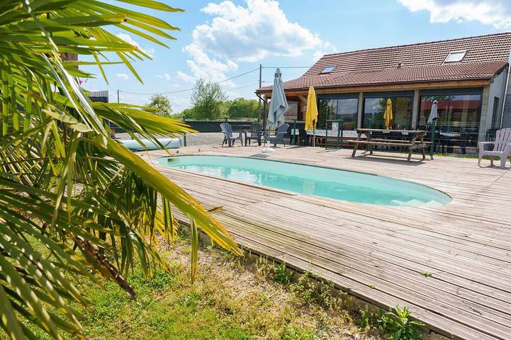 Gîte pour 12 personnes, avec terrasse ainsi que jardin et jacuzzi à Savigny-Poil-Fol