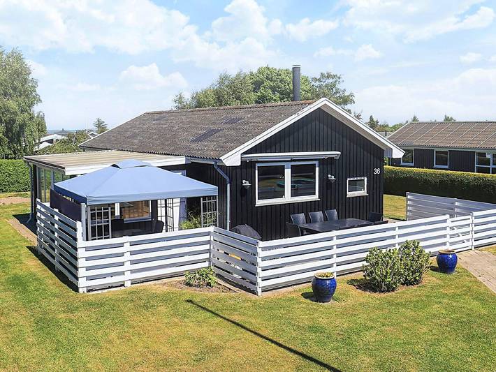 Ferieudlejning for 8 personer, med Have i Hasmark