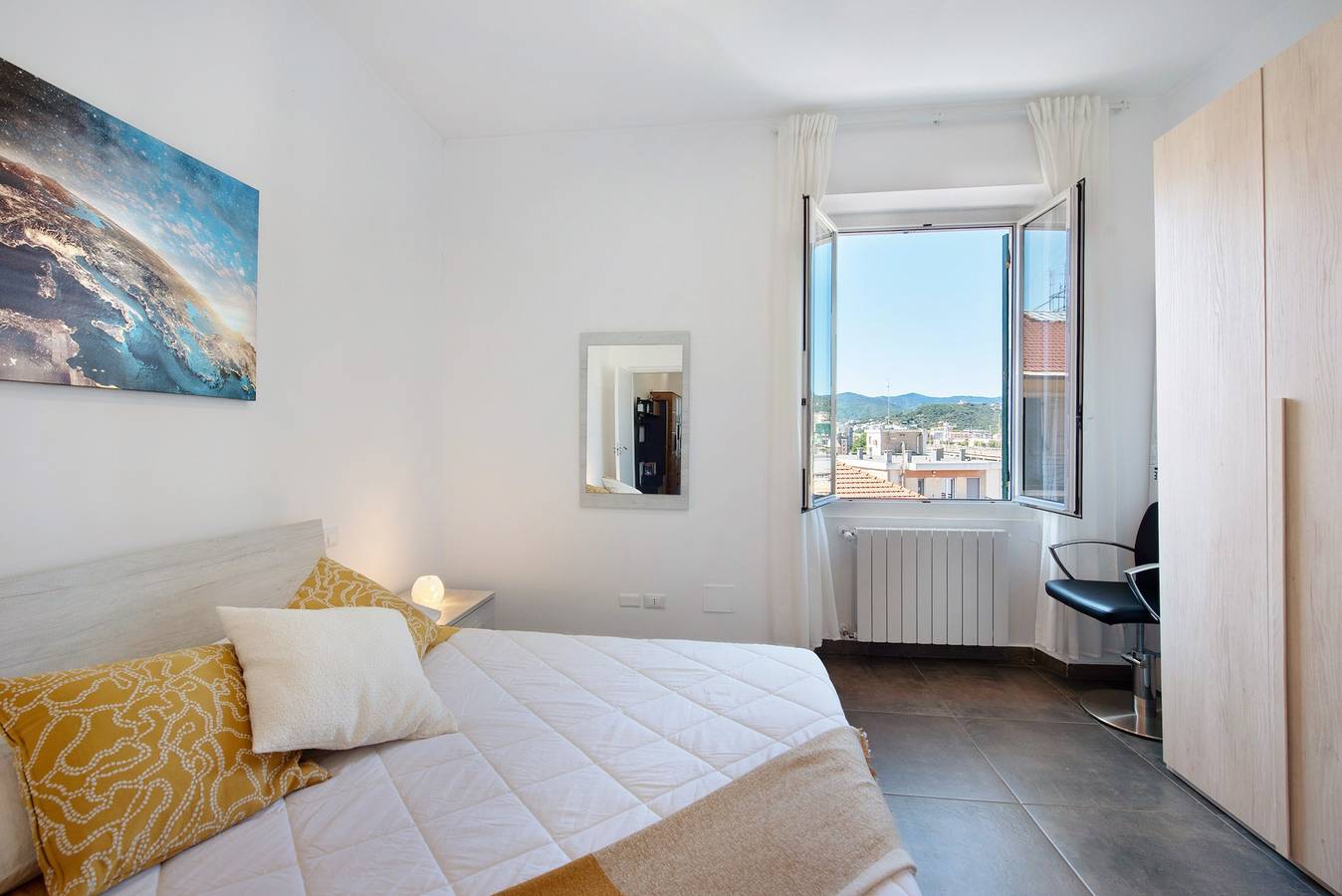 Apartamento entero, Apartamento 'Casa Alba La Casa Delle Coccole' con vistas al mar, Wi-Fi y aire acondicionado. in Savona (City), Savona
