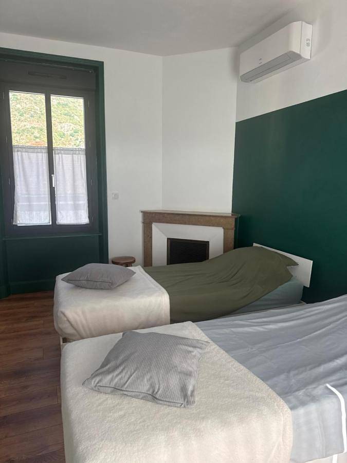 Gîte entier ou chambres dans parc clos avec piscine in Andancette, Région de Valence