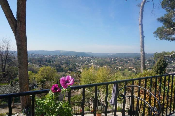Villa pour 4 personnes, avec vue ainsi que jardin et piscine à Saint-Paul-de-Vence