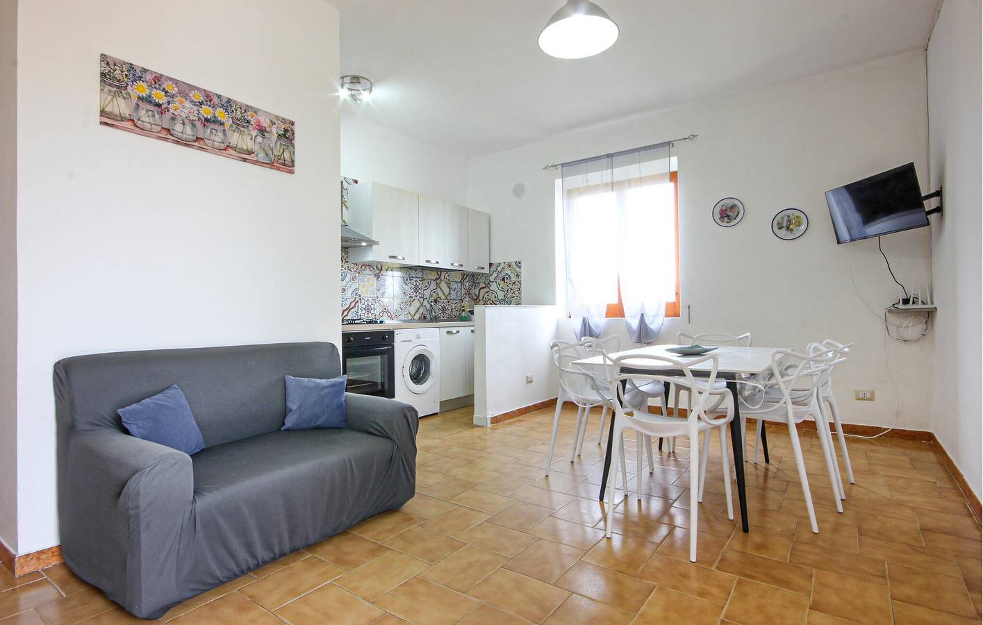 Entire holiday apartment, Charming Upper Floor Apartment with Parking & WiFi, 900m to Beach in Casal Velino, Cilento Coast