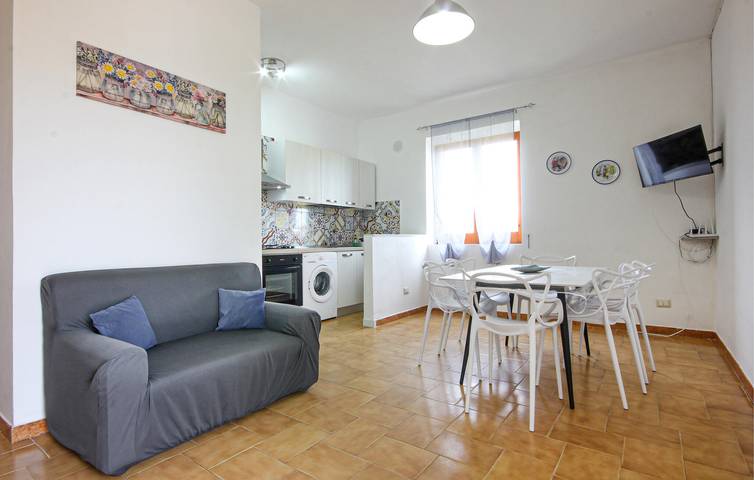 Ganze Ferienwohnung, Charmantes Apartment im Obergeschoss mit Parkplatz und WLAN, 900 m vom Strand entfernt in Casal Velino, Cilento Coast