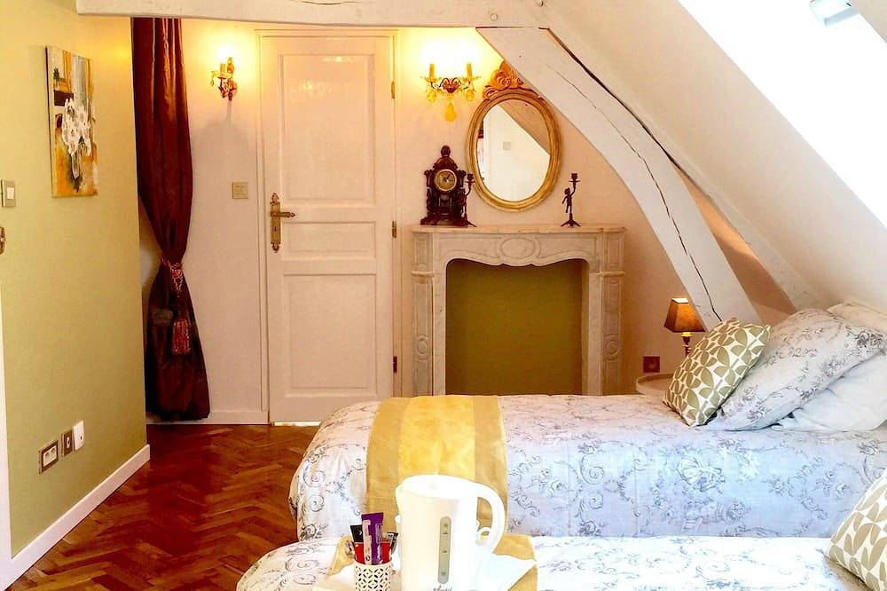 Sarah Room: Maison Elincourt B&B/ Bed and Breakfast and Spa + breakfast + Spa in Élincourt-Sainte-Marguerite, Oise