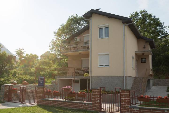 Maison d’hôte pour 2 personnes, avec jardin et vue dans Virpazar
