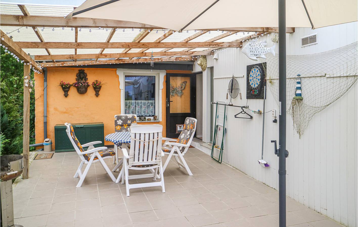 Ganze Ferienwohnung, Modernes Apartment mit Parkplatz, Terrasse und TV in Schwaan, Mecklenburgische Ostseeküste