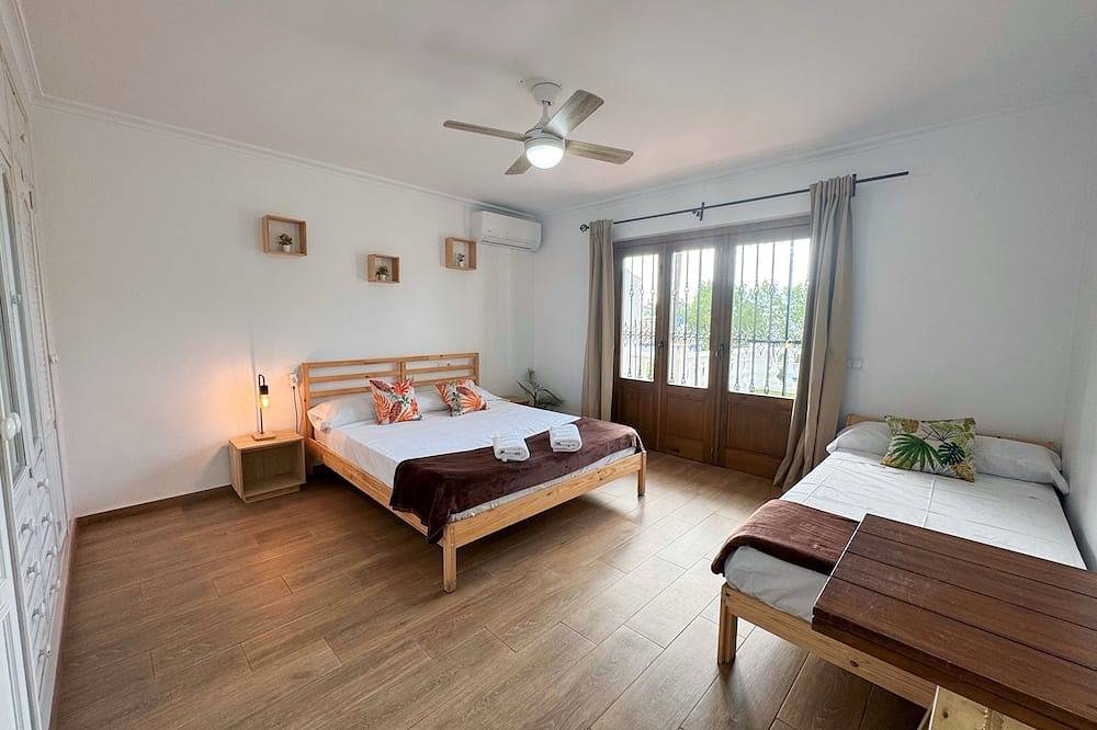 Huge Andalusian style villa with pool and barbecue in Benalmádena coast in Arroyo de La Miel, Benalmádena