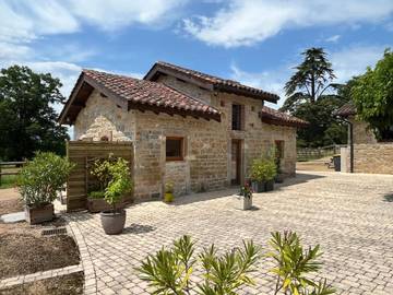 Gîte pour 4 personnes, avec jardin ainsi que piscine et jacuzzi à Ceyzériat