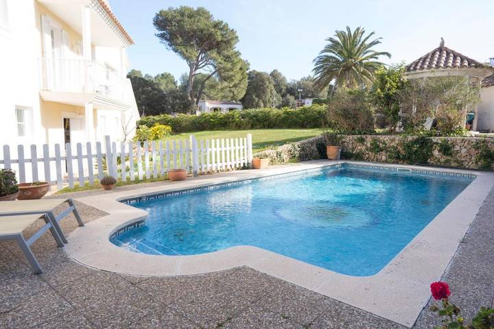 Apartamento para 4 personas, con Balcón y Terraza además de Jardín y Piscina en Cala Galdana