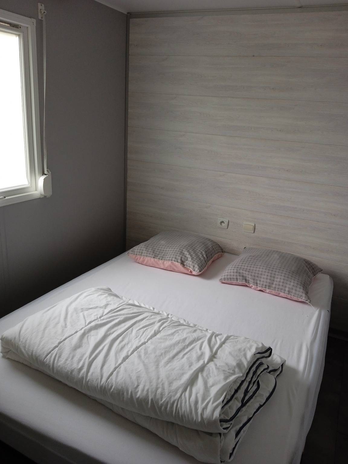 Mobilhome "Home" met privéterras in Plounévézel, Châteaulin en omgeving